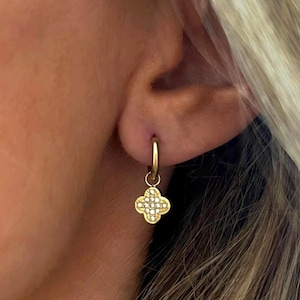 Créoles Trèfle acier inoxydable Mini hoop earrings boucles d'oreilles pendentif médaille trèfle brillant