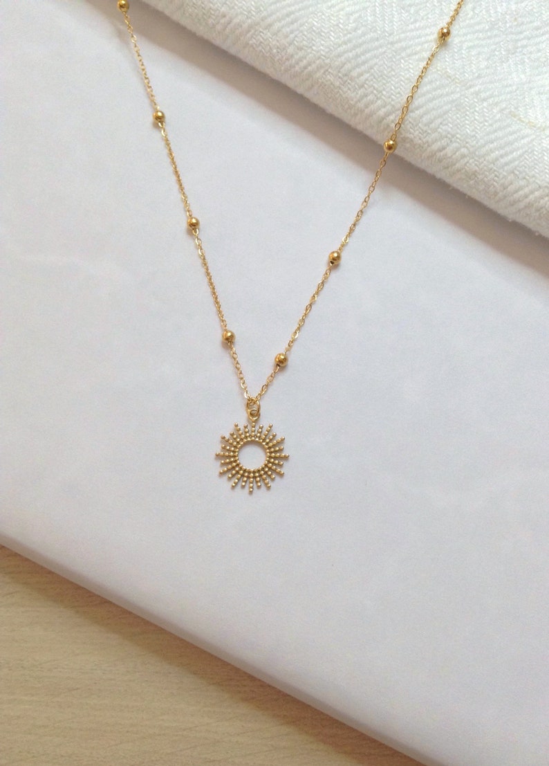 Collier Soleil Plaqué Or pendentif cercle soleil tendance collier chaine fine satellite chaine petites boules pendentif soleil immagine 3