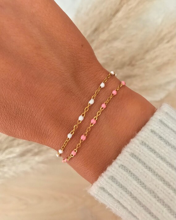 Bracelet chaîne fine plaqué or & Perles de résine rose