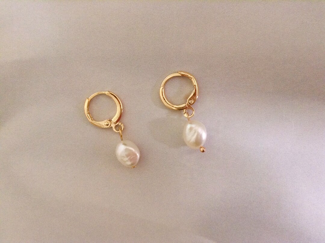 Boucles D'oreilles Dormeuse Plaqué Or Jaune Avec Nacre Sculptée - Neuf Avec étiquettes - Marque Desirs Essentiels
