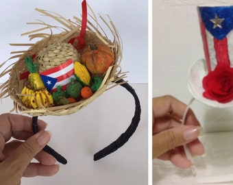 Headband, typical jíbaro hat (pava) woven from palm leaves, and top hat with a Puerto Rican flag made of papier-mâché. Handicrafts