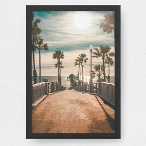 Könnte beinhalten: Ein Blick auf einen Holzsteg, der zu einem Pier führt, mit Palmen auf beiden Seiten. Der Himmel ist hellblau mit weißen Wolken und die Sonne scheint. Das Meer ist hellblau und das Wasser ist ruhig.
