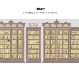 Op de afbeelding: Kruissteekpatroon van een bibliotheek met vier houten boekenkasten vol boeken. Het woord "library" staat bovenaan, met daaronder de copyrightinformatie. De boekenkasten hebben decoratieve bovenkanten en zijn gevuld met gele boeken.