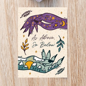 Op de afbeelding: Een illustratie met de tekst "As Above, So Below" toont twee gestileerde handen, één paars met sterren en een maan, de andere groen met een berg- en zonontwerp. Boven de illustratie bevindt zich een cluster van amethistkristallen.