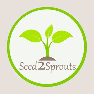 Op de afbeelding: Groen logo met een witte achtergrond en een cirkelvormige rand. Het logo toont een gestileerde groene plant met drie bladeren en de tekst "Seed2Sprouts".