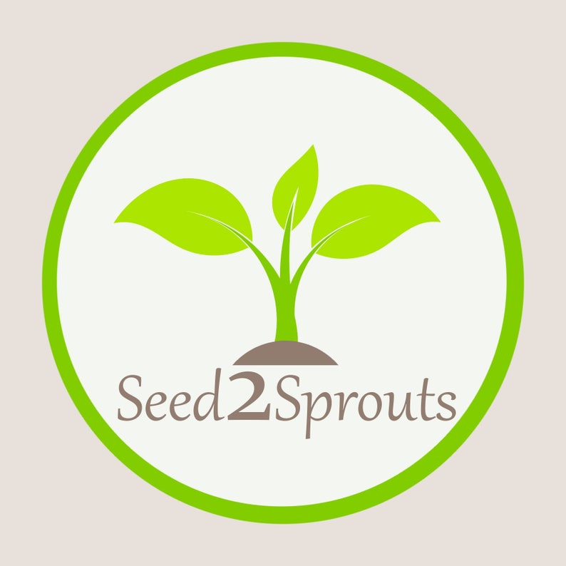 Op de afbeelding: Groen logo met een witte achtergrond en een cirkelvormige rand. Het logo toont een gestileerde groene plant met drie bladeren en de tekst "Seed2Sprouts".