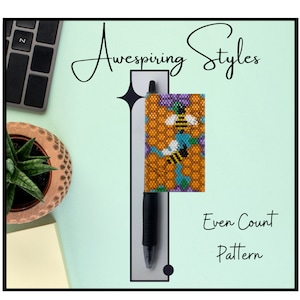 Puede incluir: Un bolígrafo negro con una cubierta de cuentas que presenta un diseño de abeja y panal. Las cuentas son de color naranja, amarillo, morado y azul. El texto "Awespiring Styles" y "Even Count Pattern" es visible en la imagen.