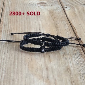 Pulsera de pareja con cuentas cuadradas negras/Pulsera anudada personalizada con cierre ajustable/Pulsera de amistad con inicial a juego/Pulsera de identificación