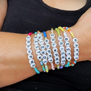 Pulseira de miçangas com nome personalizado | Pulseira de miçangas com palavra confete | Pulseira elástica de miçangas minúsculas empilháveis | Feita à mão | 24 cores | Envio rápido