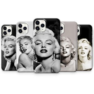 Könnte beinhalten: Eine Sammlung von fünf Smartphone-Hüllen mit schwarz-weißen Porträtfotos von Marilyn Monroe. Jede Hülle zeigt eine andere Nahaufnahme der Person mit unterschiedlicher Beleuchtung, verschiedenen Posen und Gesichtsausdrücken vor dunklem Hintergrund.