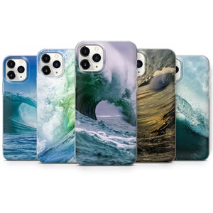 Pode incluir: Cinco capas diferentes para iPhone com designs de ondas oceânicas. As capas são transparentes e mostram as lentes da câmera do telefone. Os designs de ondas são todos de cores e padrões diferentes, incluindo azul, verde e branco.