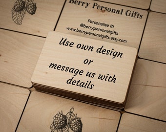 Puede incluir: Una pila de tarjetas de madera con el texto "Berry Personal Gifts" y "¡Personalízalo!" Las tarjetas también incluyen el texto "Usa tu propio diseño o envíanos un mensaje con los detalles" y la dirección del sitio web "www.berrypersonalgifts.etsy.com".