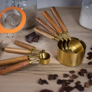 Cucchiai e tazze dosatrici con manico in legno, set da 8, utensili da cucina incisi, cucchiai e tazze dosatrici in oro, utensili da forno fatti a mano