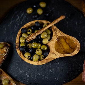 Hölzerne Olivenschüssel mit Picker, personalisierte Servierschüssel, Snackplatte aus Olivenholz, handgemachte Küchengeschirr, Housewarminggeschenk