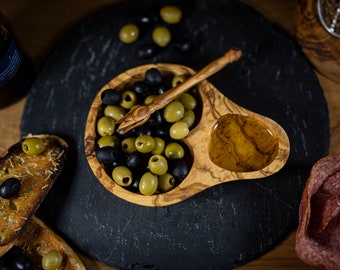 Hölzerne Olivenschüssel mit Picker, personalisierte Servierschüssel, Snackplatte aus Olivenholz, handgemachte Küchengeschirr, Housewarminggeschenk