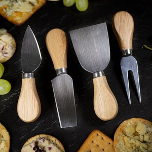 Houten kaasmessenset van 4, op maat gemaakte kaasmessen, kaascadeauset, gegraveerde houten kaasstrooiers, cadeau nieuw huis, kaasbestek
