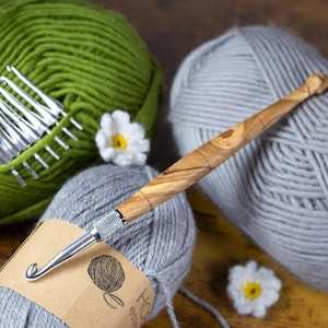 Uncinetti in legno d'ulivo, set di uncinetti per lana, uncinetti fatti a mano, regalo per artigiani, accessori per la festa della mamma, regalo per chi ama l'uncinetto, set di 8 uncinetti