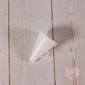 Könnte beinhalten: Weißer Plastik-Megaphon mit Griff. Das Megaphon befindet sich auf einem hellen Holzhintergrund.