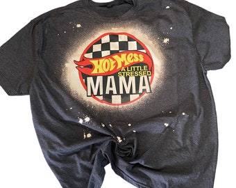 Hot Mess Mama - wenig gestresste Mama Shirt - gebleichte Mama Shirt - Mama Shirt - Junge Mama - Mutterschaft Shirt - Rennwagen Mama Shirt