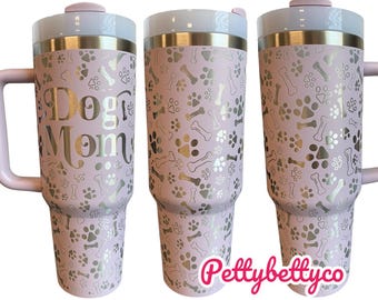 Tazza per mamma di cane - Tazza per mamma di cane personalizzata - Aggiungi il nome alla tazza - Bicchiere da 40 once con manico - Nuovo regalo per mamma di cane - Tazza per mamma di animali domestici - Bicchiere per mamma di cane