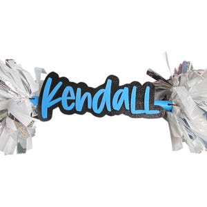 Bastone da cheerleader personalizzato blu cielo, bianco e nero - Cartelli per il giorno della partita - Cartello con pompon - Bastone da cheerleader personalizzato - Cartello con nome personalizzato - Pom Poms