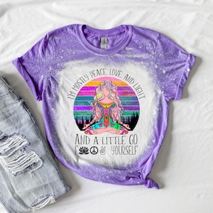 Peace Love & Light - Go F*ck Your Self Shirt - Yoga Geschenk für Sie - Lustiges Yoga Shirt - Geburtstagsgeschenk für Sie - Snarky Spruch - Gebleichtes Shirt