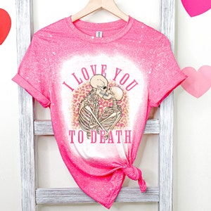 Ich liebe dich bis zum Tod Shirt - Valentinstag T-Shirt - Pink Valentinstag Shirt - Gebleichtes Skelett Valentinstag Shirt - Pink gebleichtes T-Shirt
