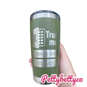 Könnte beinhalten: Ein grüner Edelstahlbecher mit einer weißen Grafik des Microsoft Excel-Logos und dem Text "Trust me I know my sheets I excel at it." Der Becher hat einen silbernen Deckel und einen rosa Aufkleber mit dem Text "Pettybettyco".