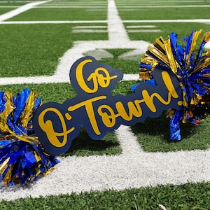 Palo de animadora personalizado amarillo y azul - Letreros para el día del juego - Letrero con pompones - Palo de animadora personalizado - Letrero con nombre personalizado - Pompones