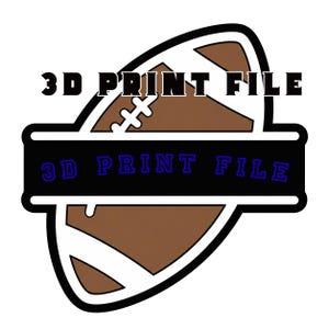 Può includere: Un grafico di un pallone da football americano marrone e bianco con un banner orizzontale nero al centro. Il testo 3D PRINT FILE appare in nero sopra il banner e in blu all'interno. Il design presenta un bordo nero spesso.