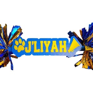 Palo de animadora personalizado azul y amarillo - Letreros para el día del juego - Letrero con pompones - Palo de animadora personalizado - Letrero con nombre personalizado - Pompones