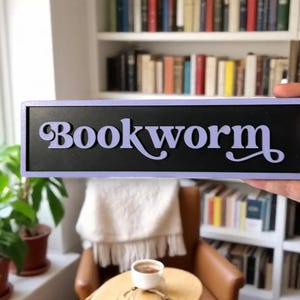 Letrero de ratón de biblioteca / Decoración de biblioteca personalizada / Arte mural para amantes de los libros / Letrero para sala de lectura / Decoración de estantería de madera / Regalo literario / Letrero de biblioteca para el hogar