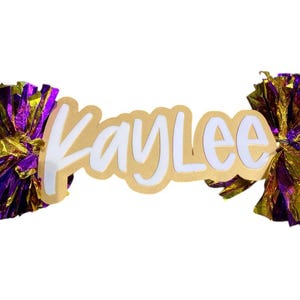 Palo de animadora personalizado en color morado, blanco y dorado - Letreros para el día del juego - Letrero con pompones - Palo de animadora personalizado - Letrero con nombre personalizado - Pompones