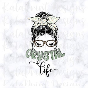 Puede incluir: Una ilustraci&oacute;n en blanco y negro de una mujer con un mo&ntilde;o desordenado que lleva gafas y una diadema floral. El texto "CRYSTAL LIFE" est&aacute; escrito en verde debajo de la mujer.