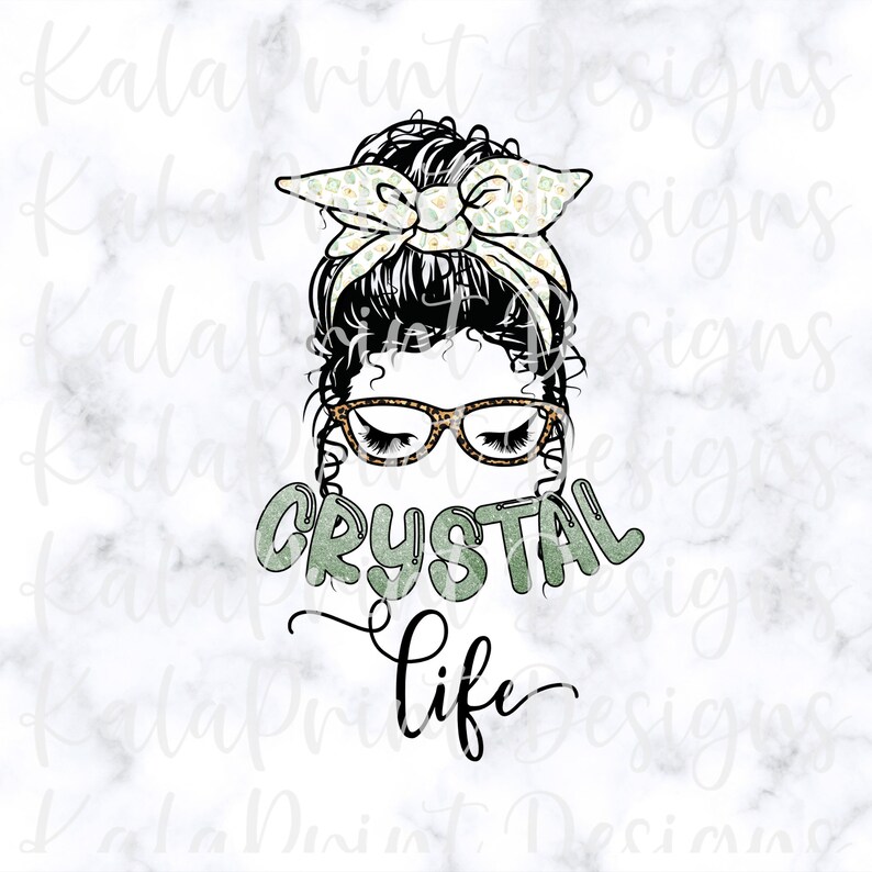 Puede incluir: Una ilustraci&oacute;n en blanco y negro de una mujer con un mo&ntilde;o desordenado que lleva gafas y una diadema floral. El texto "CRYSTAL LIFE" est&aacute; escrito en verde debajo de la mujer.