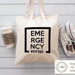 Peut inclure: Un sac fourre-tout blanc avec du texte noir qui dit "EME RGE NCY nurse". Le sac est sur un fond en bois blanc avec une tasse de café et des baskets blanches.