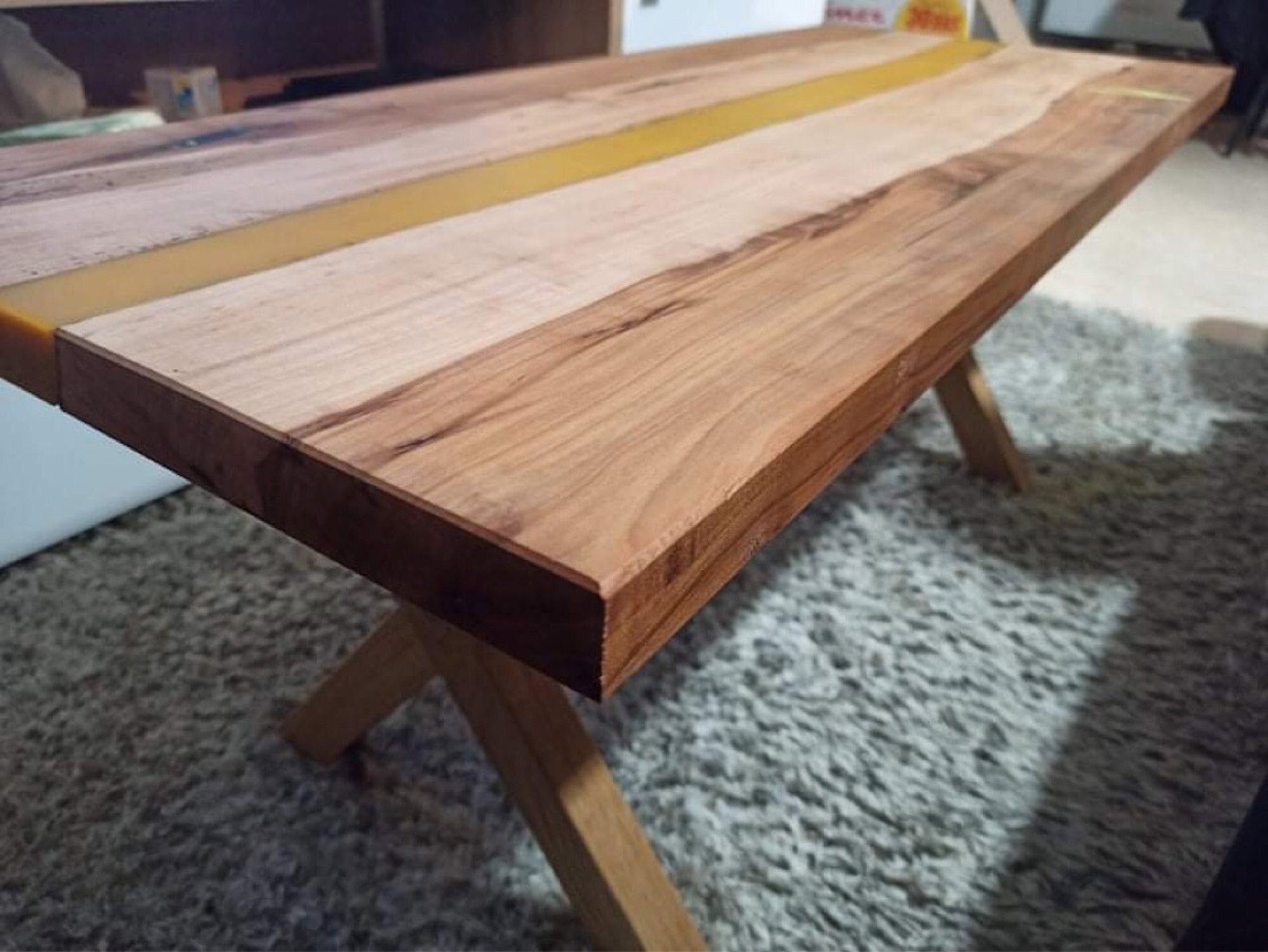 Table Basse Merisier avec Coulée Résine Ocre et Pieds en Croix de Chêne