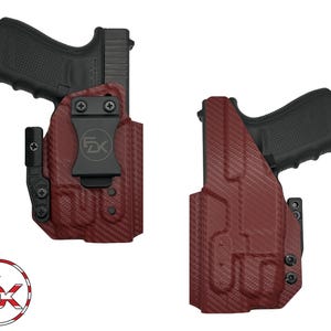 Puede incluir: Dos fundas de armas de fuego rojas y negras con un patr&oacute;n de fibra de carbono. Las fundas est&aacute;n dise&ntilde;adas para adaptarse a una pistola con un clip en el lateral. Las fundas est&aacute;n fabricadas por la empresa "FDX".