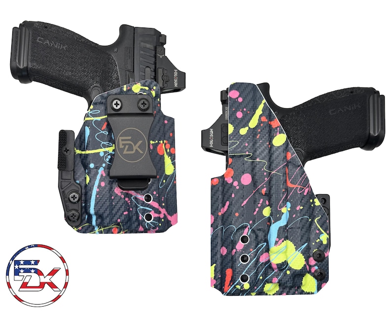 K&ouml;nnte beinhalten: Zwei schwarze Handfeuerwaffen mit Holstern. Die Holster sind mit einem schwarzen Kohlefasermuster und bunten Farbspritzern in Pink, Gelb und Blau verziert. Die Holster haben einen Metallclip und das Logo "FX" in einem Kreis.
