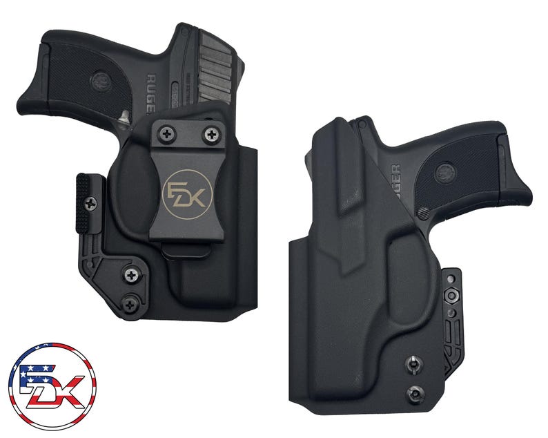 Pu&ograve; includere: Due fondine nere per una pistola Ruger. Le fondine sono realizzate in un materiale resistente e hanno un design elegante. Le fondine sono progettate per il porto occulto e hanno un clip per il fissaggio a una cintura.