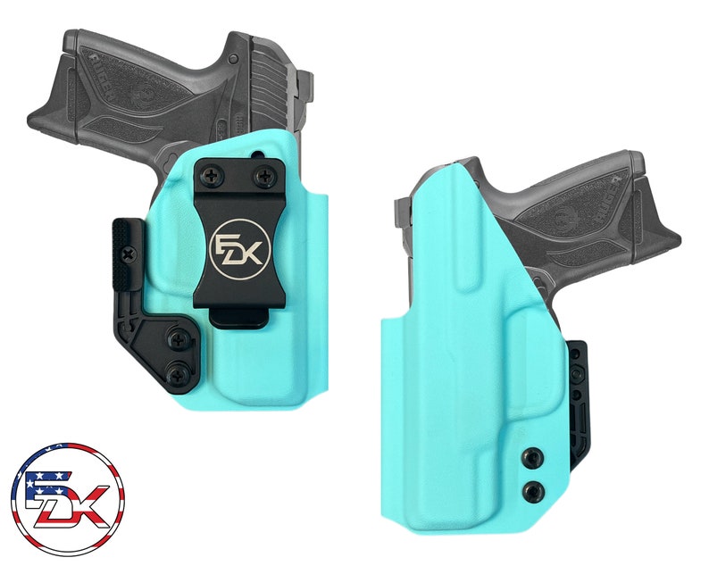 Puede incluir: Dos fundas de pistola turquesa con clips negros y una pistola negra dentro de una de las fundas. Las fundas tienen un peque&ntilde;o clip negro en el lateral. Las fundas est&aacute;n fabricadas por la empresa "FDX".