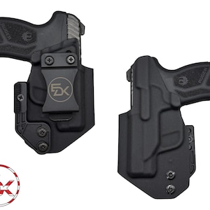 Op de afbeelding: Twee zwarte pistoolholsters met een Ruger vuurwapen. De holsters hebben een clip met de letters "FK" in een cirkel. Het Ruger vuurwapen is zwart met het woord "Ruger" aan de zijkant.