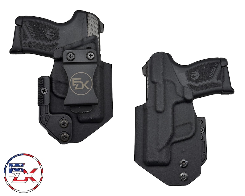 Op de afbeelding: Twee zwarte pistoolholsters met een Ruger vuurwapen. De holsters hebben een clip met de letters "FK" in een cirkel. Het Ruger vuurwapen is zwart met het woord "Ruger" aan de zijkant.