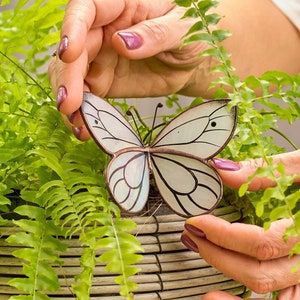 Iriserende witte vlinder plantenpot knuffelaar – glas-in-lood plantenbak tuindecoratie accent