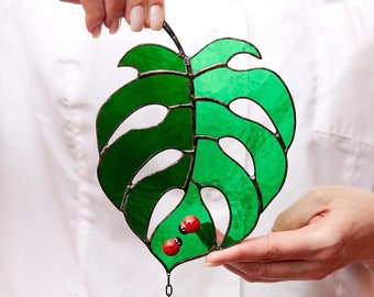 Monstera Deliciosa con mariquita, atrapasol de hojas de vidrio tintado, hojas de sol, decoración de jardín, colgante de regalo verde, colgante de ventana, decoración de ventana, otoño