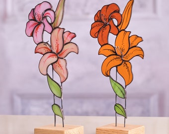 Decoración de vitral con flor de lirio de mesa y base de madera