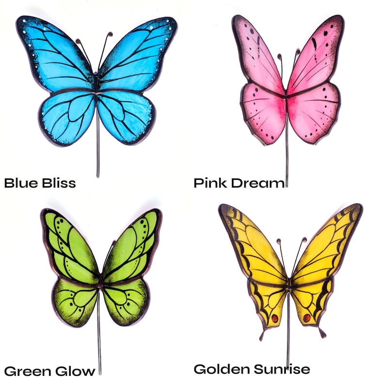 Puede incluir: Cuatro estacas de jard&iacute;n con forma de mariposa de colores. Las mariposas son azules, rosas, verdes y amarillas, cada una con un dise&ntilde;o &uacute;nico. Est&aacute;n montadas sobre estacas de metal. El texto de la imagen dice "Blue Bliss", "Pink Dream", "Green Glow" y "Golden Sunrise".