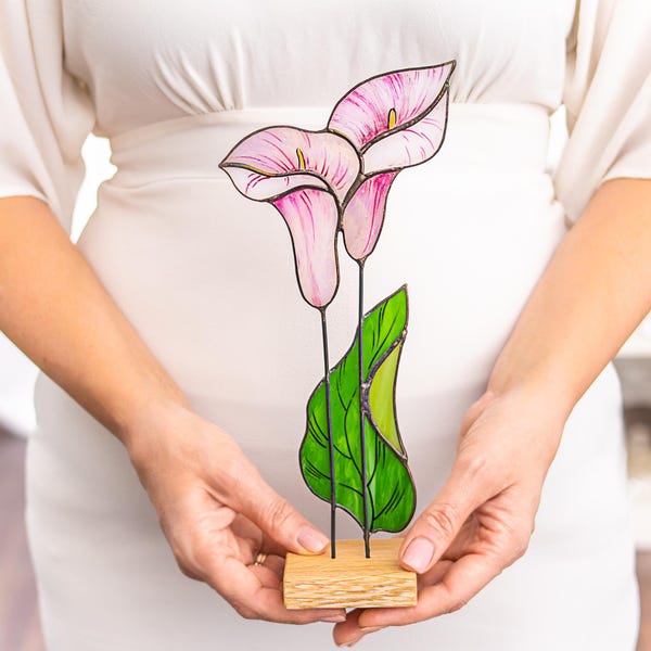 Stained Glass Calla Lily Sculpture – Iridescent Floral Decor, Oak Base