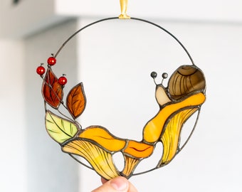 Chanterelles Champignons Vitrail Suspendu avec petit escargot Sun-catcher décoration cadeau pour la conception d'automne amoureux de la nature