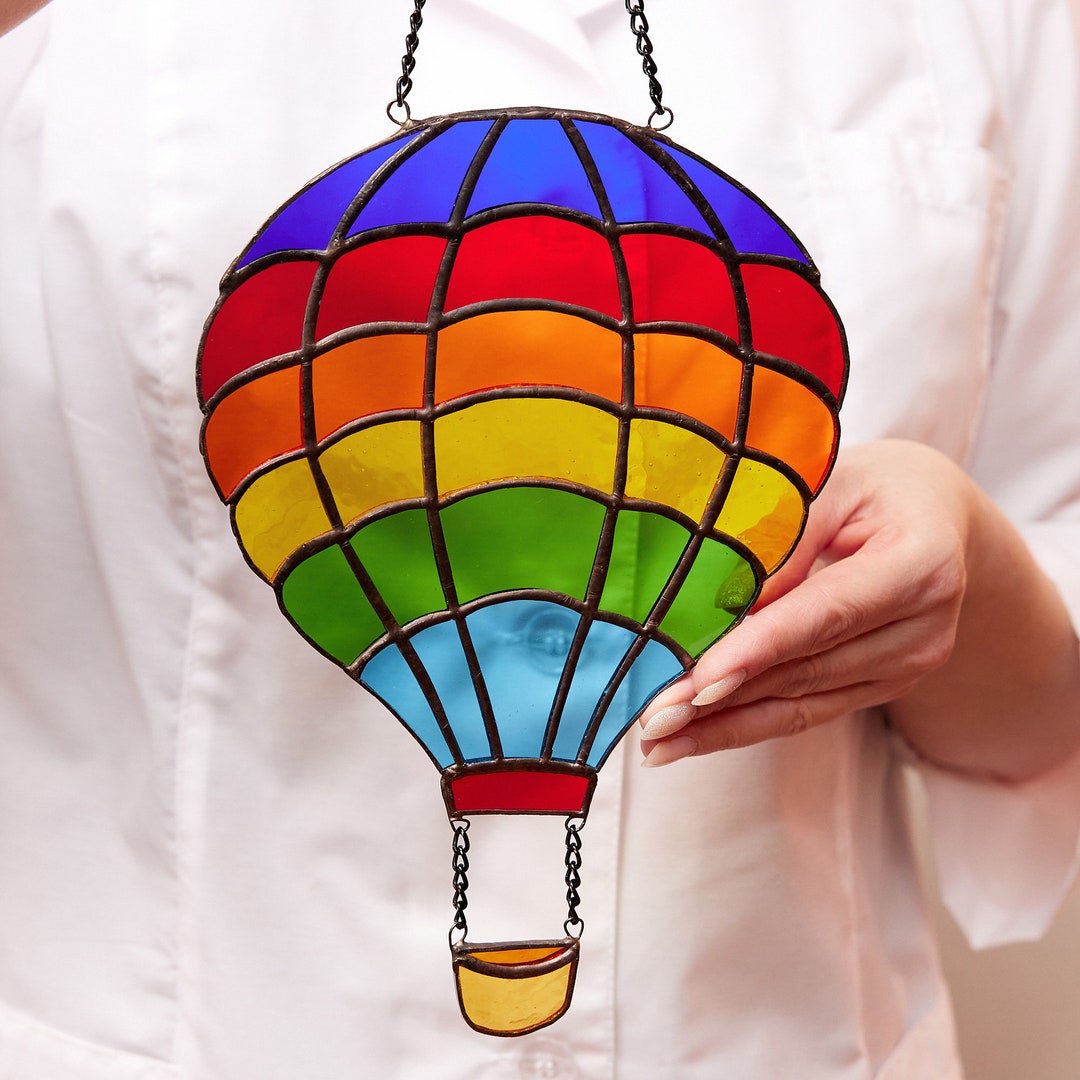Handbemalter Heißluftballon-Sonnenfänger – Regenbogenfarben, Mit Kupferglocke, Als Fensterdekoration & Windspiel